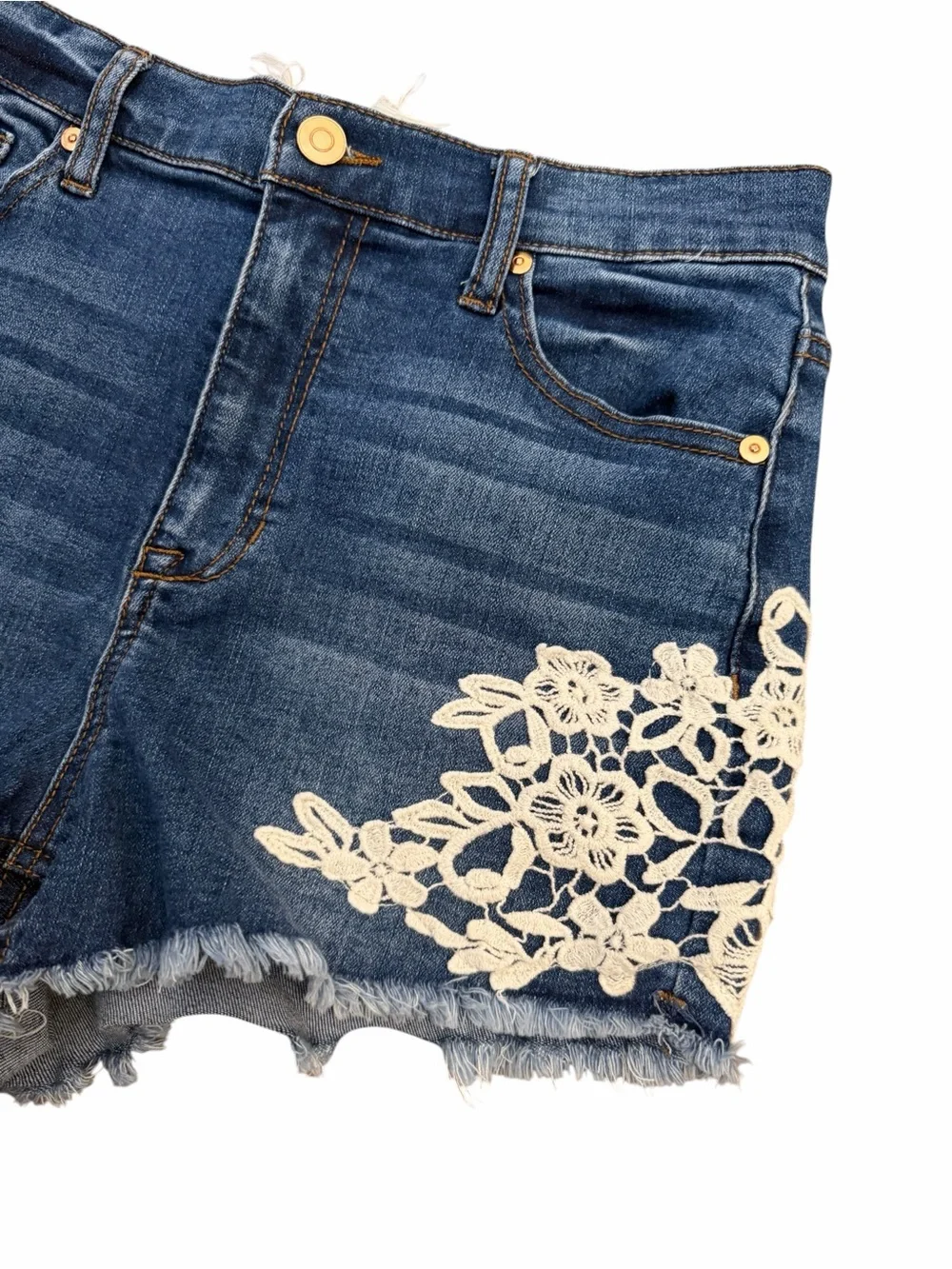 Altar’d State Floral Crochet Lace Denim Shorts Women’s Size 7/28 Boho Frayed Hem - Picture 3 of 7